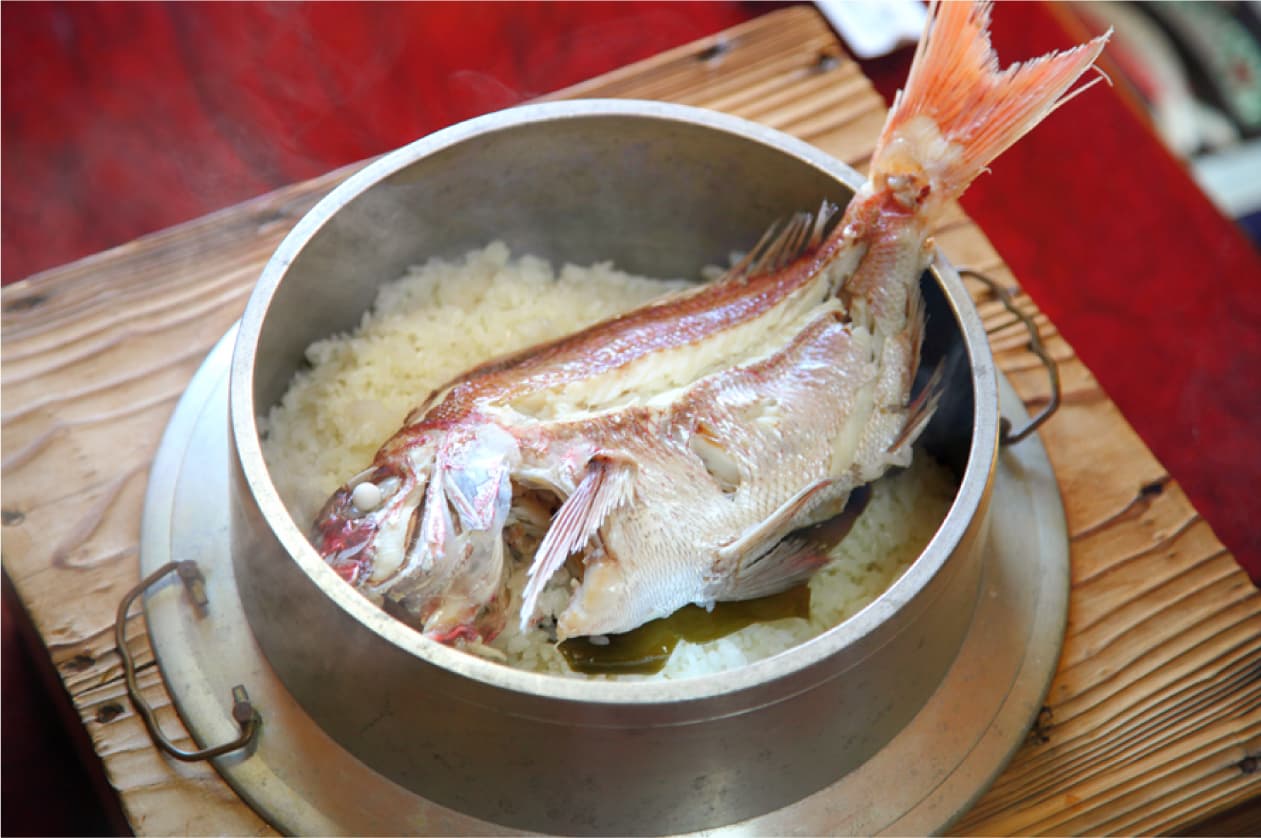 炊煮的「北條鯛魚飯」與 生魚片的「宇和島鯛魚飯」。正宗愛媛發祥地才品嚐得到的二種美饌！